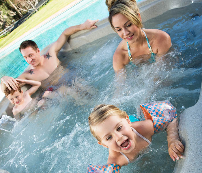 Freeflow Whirlpool Excursion Familie am sprudeln